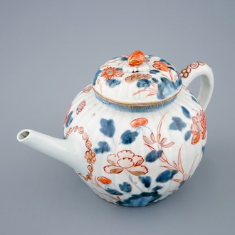 A ribbed Japanese Imari teapot and cover, 18th C.