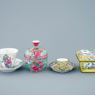 Deux tasses et soucoupes et deux boîtes couvertes en porcelaine de Chine famille rose et émaille de Canton, 19/20ème