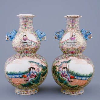 Une paire de vases en porcelaine de Chine famille rose, République, 20ème