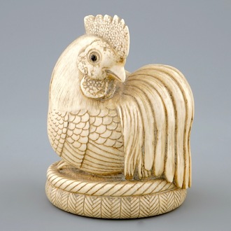 Un netsuke signé en ivoire en forme d'un coq, Japon, 19ème