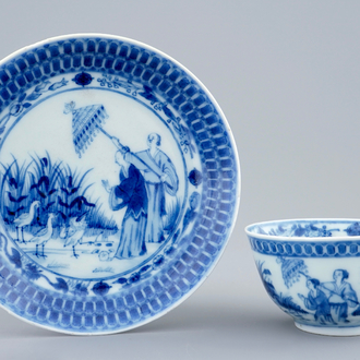 Een Chinese blauw-witte kop en schotel met parasoldames naar Pronk, Qianlong, ca. 1740