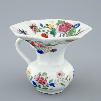 Un crachoir en porcelaine de Chine famille rose, Yongzheng/Qianlong