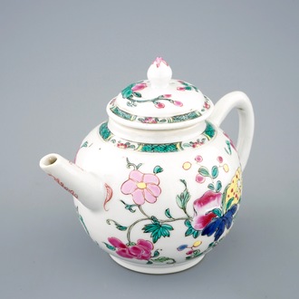 Een Chinese famille rose theepot met deksel, Yongzheng/Qianlong