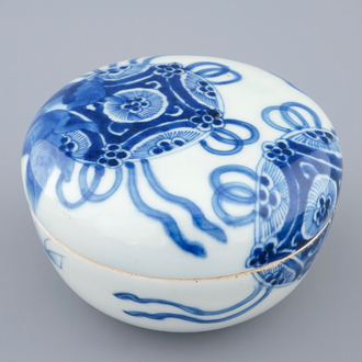 Een Chinese blauw-witte dekseldoos, Transitie periode, 1620-1683