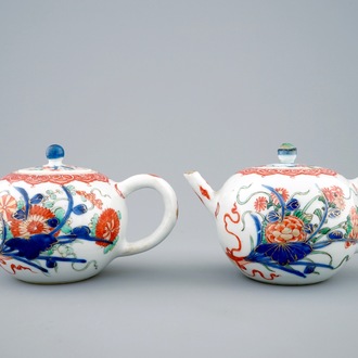 Een paar Chinese verte-Imari theepotten met deksels, Kangxi