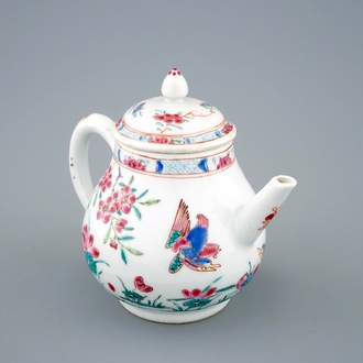 Een Chinese famille rose theepot en deksel met decor van eenden, Yongzheng, 1723-1735