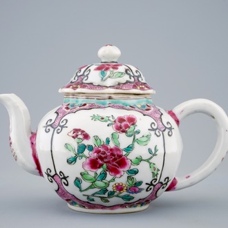 Een Chinese famille rose theepot met deksel, Yongzheng/Qianlong