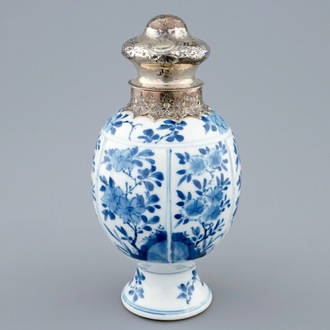 Een Chinese blauw-witte theebus met zilveren montuur, Kangxi