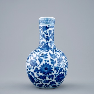 A blue and white Chinese tianqiuping bottle vase with lotus scrolls, 19/20th C.