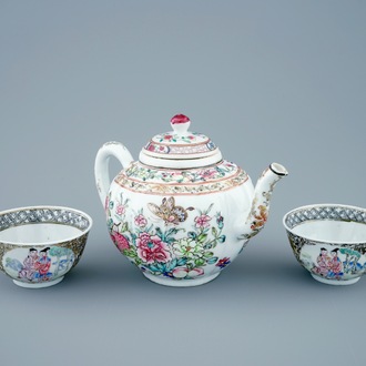 Een Chinese famille rose theepot en 2 eierschaal kopjes, Yongzheng, 1723-1735