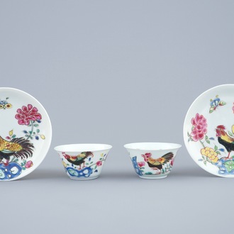 Een paar Chinese famille rose kop en schotels met hanen, Yongzheng, 1723-1735