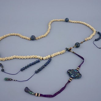 Un collier pour la cour chinoise en ivoire et argent émaillé, 18ème