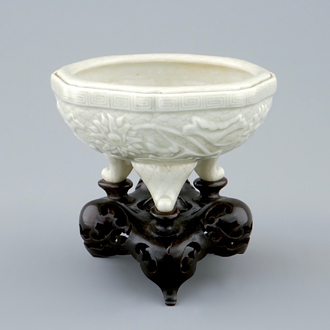 Un brûle-parfum tripod en porcelaine de Chine céladon sur socle en bois, marque de Qianlong, 19ème