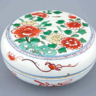 A round Chinese famille verte box with cover, Kangxi