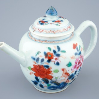Une théière et son couvercle en porcelaine de Chine famille rose, Qianlong