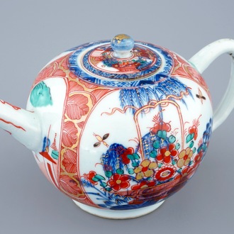 Een Chinese theepot met deksel met Amsterdams bont beschildering, Qianlong