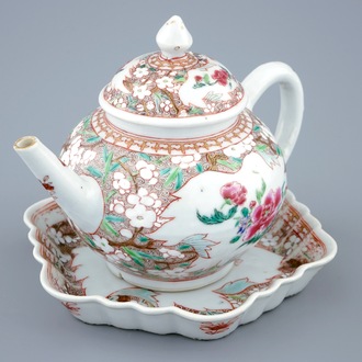 Een Chinese famille rose theepot met deksel op onderschotel, Qianlong, 18e eeuw