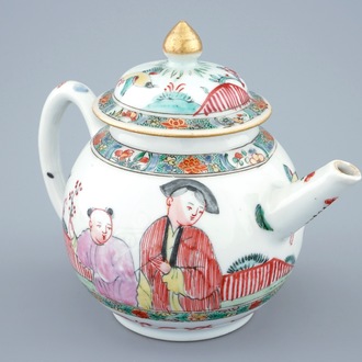 Une théière et son couvercle en porcelaine blanc de Chine à décor peint à Londres, Kangxi