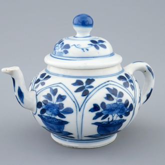 Une théière et son couvercle en porcelaine de Chine bleu et blanc, Kangxi