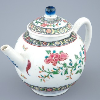 Een Chinese famille rose theepot met Europese overdecoratie, Qianlong, 18e eeuw