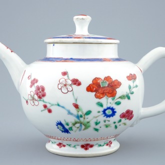 Een ongewone Chinese famille rose theepot met deksel, Yongzheng, 1723-1735