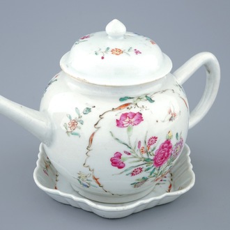 Een Chinese famille rose theepot met deksel op onderschotel, Qianlong, 18e eeuw