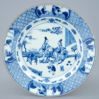 Een Chinees blauw-wit bord met de Qiao zussen, Kangxi/Yongzheng