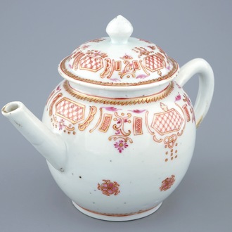 Une théière et son couvercle en porcelaine de Chine famille rose, Qianlong