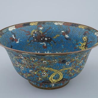 Een Chinese cloisonné kom met "De paarden van Mu Wang", Ming