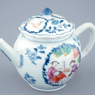 Een Chinese theepot met mandarijns decor, Qianlong, 18e eeuw