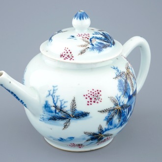 Een Chinese blauw-witte theepot met overglazuur beschildering, Qianlong, 18e eeuw