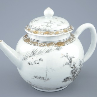 Een fijne Chinese theepot met deksel met grisaille en verguld landschapsdecor, Yongzheng/Qianlong