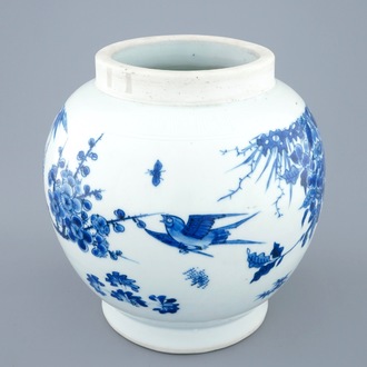 Een Chinese blauw-witte bolvaas met vogels met onderglazuur decor, Transitie periode, 1620-1683