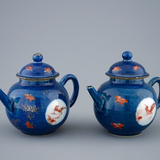 Een paar kleine Chinese theepotten met hanen op bleu poudré fond, Kangxi