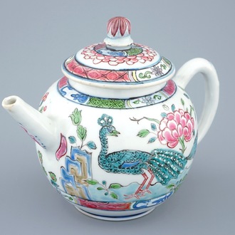 Une théière et son couvercle en porcelaine de Chine famille rose décoré à Londres, Qianlong, 18ème