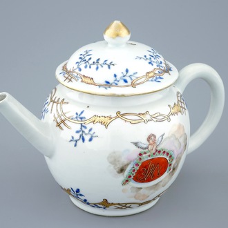 Een Chinese theepot met deksel met decor van een monogram met engeltje, Qianlong, 18e eeuw