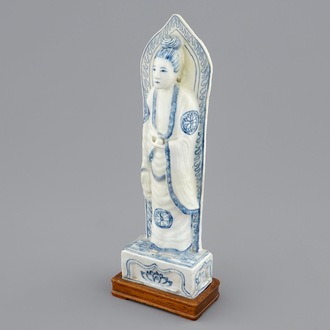 Een Chinese blauw-witte Guanyin op een basis met inscriptie achteraan, wellicht Wanli, Ming Dynastie