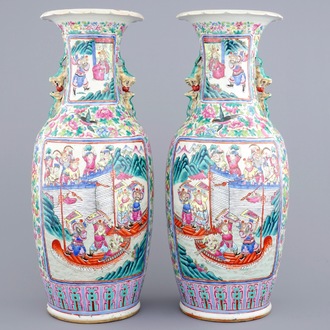 Une paire de vases en porcelaine de Chine famille rose, 19ème