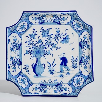 Een vierkante blauw-witte Delftse plaquette met chinoiseriedecor, midden 18e eeuw