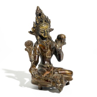 Een Sino-Tibetaanse vergulde bronzen figuur van Groene Tara (Syamatara), 17/18e eeuw