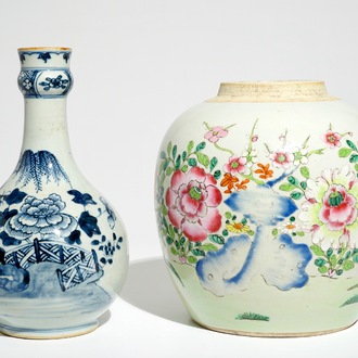 Een Chinese famille rose gemberpot en een blauw-witte waterfles, Qianlong/Jiaqing