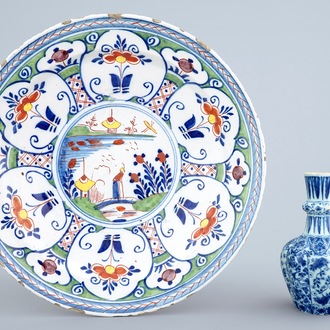 Een blauw-wit Delfts vaasje met putto en een polychrome schotel, 18e eeuw