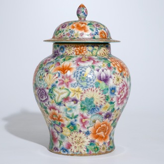 Een Chinese dekselvaas met famille rose millefleurs decor, Qianlong merk, 20e eeuw