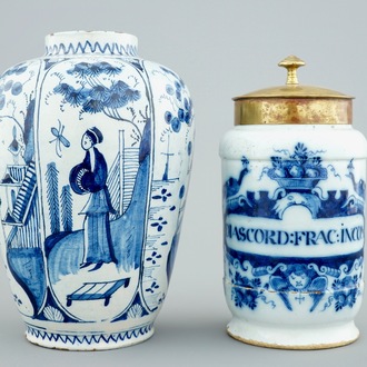 Un pot de pharmacie et un vase chinoiserie en faïence de Delft bleu et blanc, 18ème