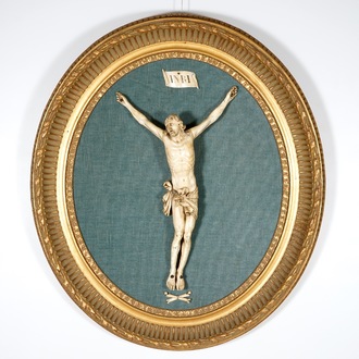 Un grand Christ en ivoire sculpté, 17/18ème, prob. Dieppe, France