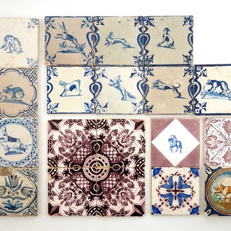 Een lot van 30 diverse Delftse tegels, 17/19e eeuw