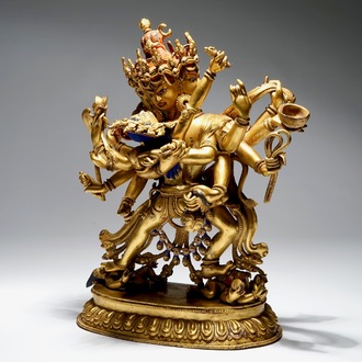 Een Sino-Tibetaanse vergulde bronzen figuur van Chakrasamvara, 17/18e eeuw