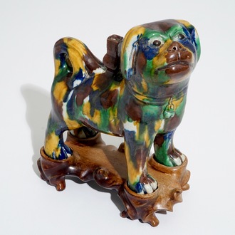 A Chinese spinach and egg glazed model of a dog on stand, 19th C.