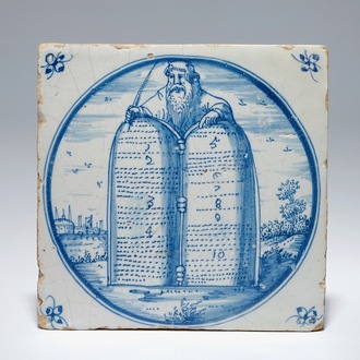 Een zeldzame blauw-witte bijbelse tegel "Mozes met de 10 geboden", 17e eeuw