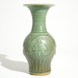 Een Chinese Longquan celadon vaas met pioenen, late Song of Ming